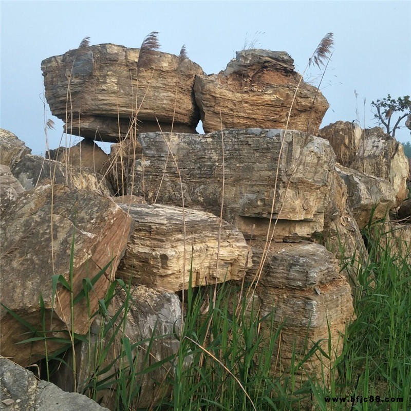 江苏镇江千层石厂家 万吨假山石产地货源 草坪石可上门安装 景观石价格