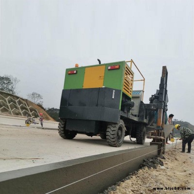 润沃路沿石滑模机 自走式路缘石滑模机 浇筑路肩石成型机厂家