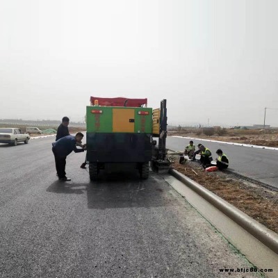 公路两侧路缘石滑模机全自动路缘石滑模成型机路沿石现浇成型模机生产厂家上门指导安装