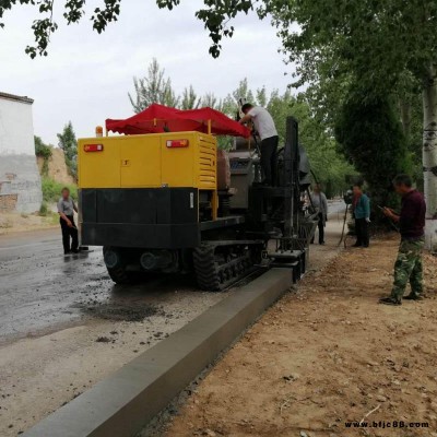 润沃履带式路沿石滑模成型机    水沟成型机全自动   路边沟一次成型机