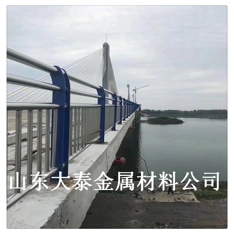 不锈钢桥梁防撞护栏 专业制造304复合管景观道路护栏 防撞护栏