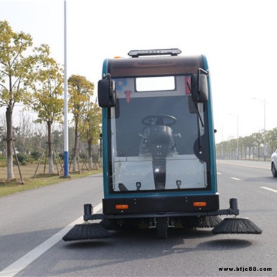 工厂开荒保洁灰尘清扫车 洒水吸尘扫地车工厂店 环保智能扫地机租售批发价格 全封闭电动扫地车洁路美2000A