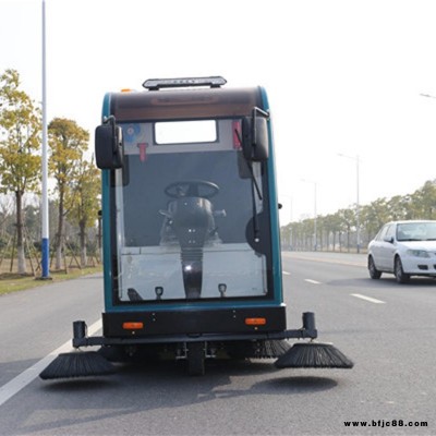 西安工厂粉尘灰尘快速清扫车 环保吸尘喷水智能扫地机 电瓶式扫地机厂家批发价格 全封闭电动扫地车洁路美2000A