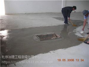 水泥地面起沙怎么处理,水泥地面起砂能打龙骨吗